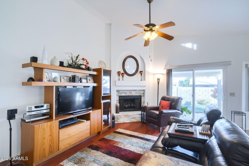 006__458 W Smoke Tree Rd