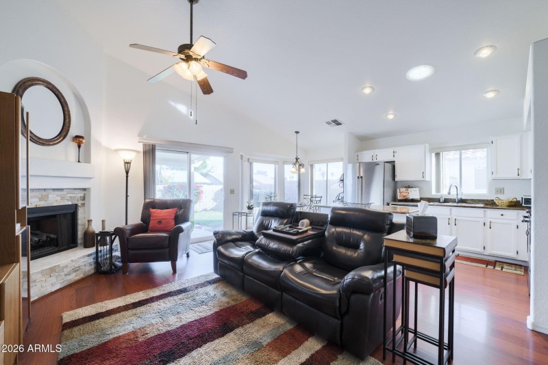 007__458 W Smoke Tree Rd