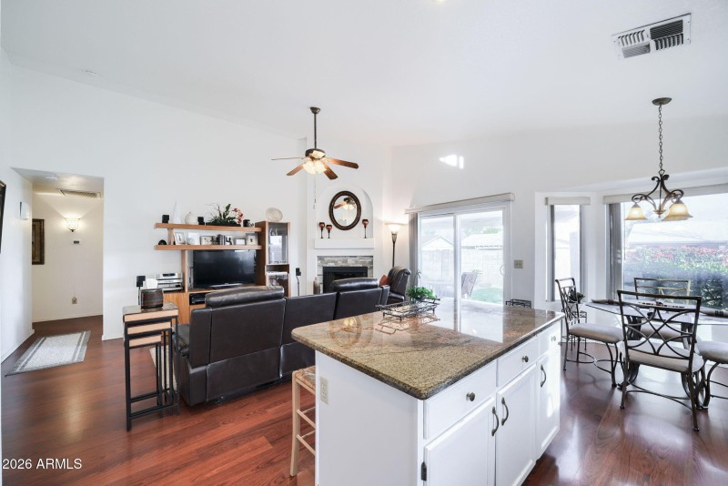 011__458 W Smoke Tree Rd