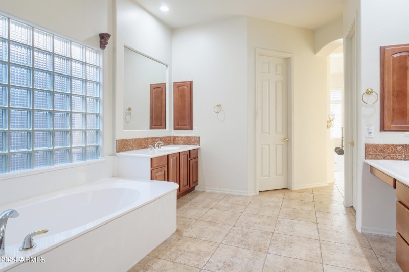 24_11157 E Greenway Rd