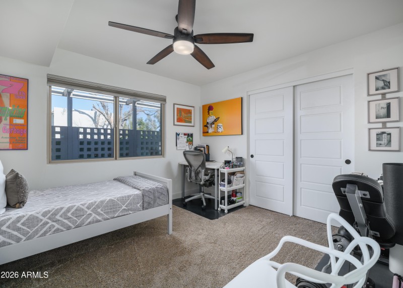 Versatile office or guest room