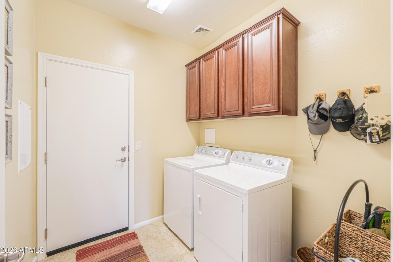 Laundry w/cabinets