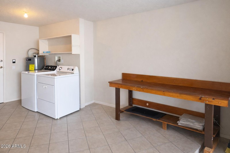 LAUNDRY w/WORK BENCH