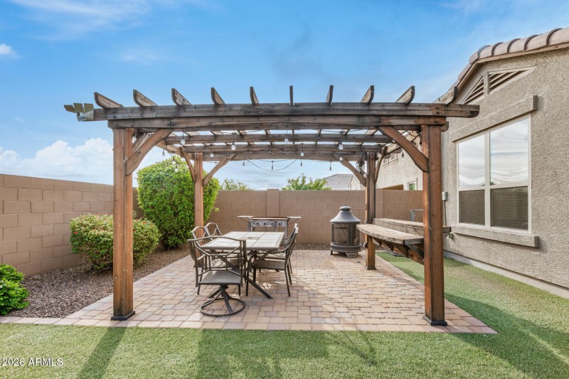 Pergola, Grill & Fire pit included