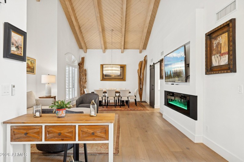 7-web-or-mls-10636-e-desert-cove-ave