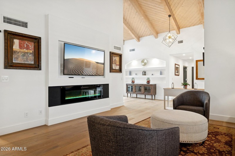 10-web-or-mls-10636-e-desert-cove-ave