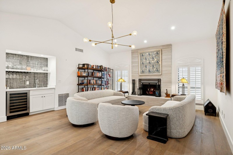 22-web-or-mls-10636-e-desert-cove-ave