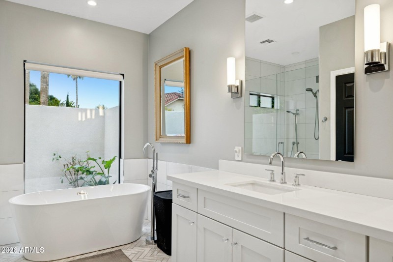 28-web-or-mls-10636-e-desert-cove-ave