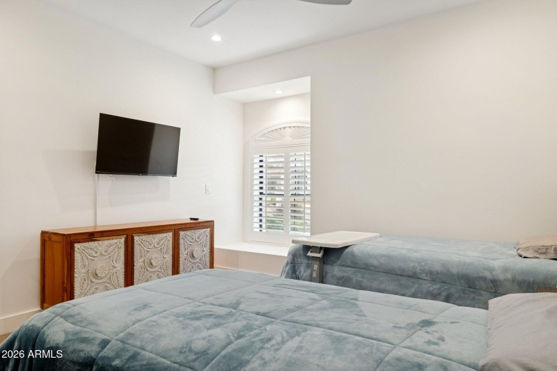 34-web-or-mls-10636-e-desert-cove-ave