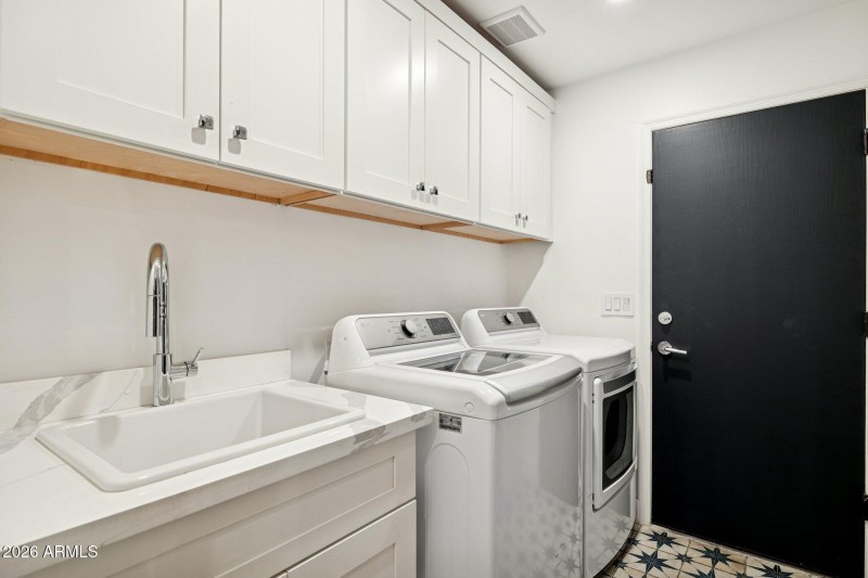 46-web-or-mls-10636-e-desert-cove-ave