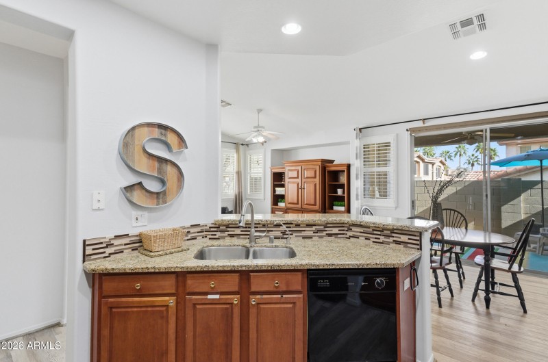 SINK & BREAKFAST BAR