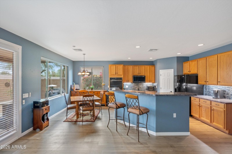 09-Kitchen and Breakfast