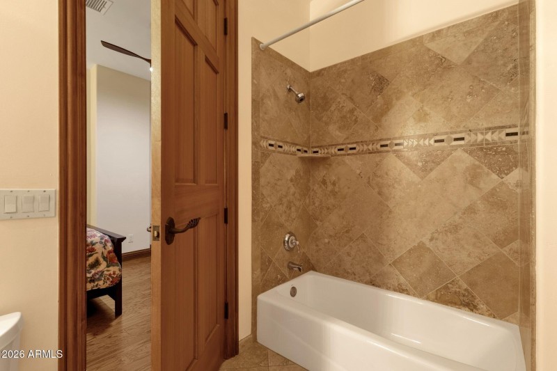 050_LL Shared Bathroom II