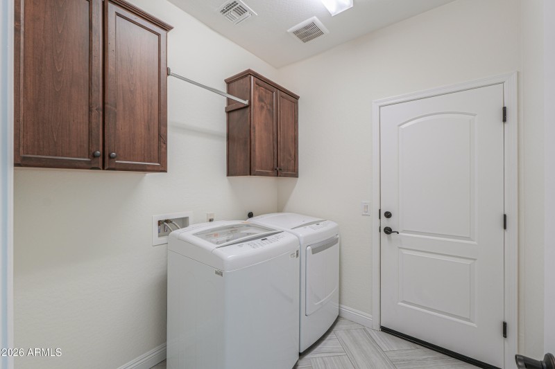 Laundry w/cabinets