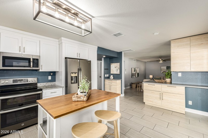 Kitchen Cabinets & Counters