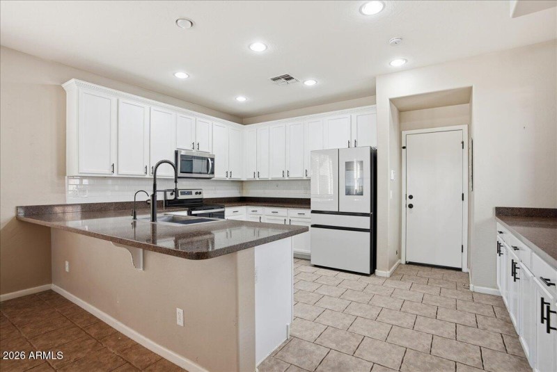 14-10740 E Lobo Ave_RedHogMedia