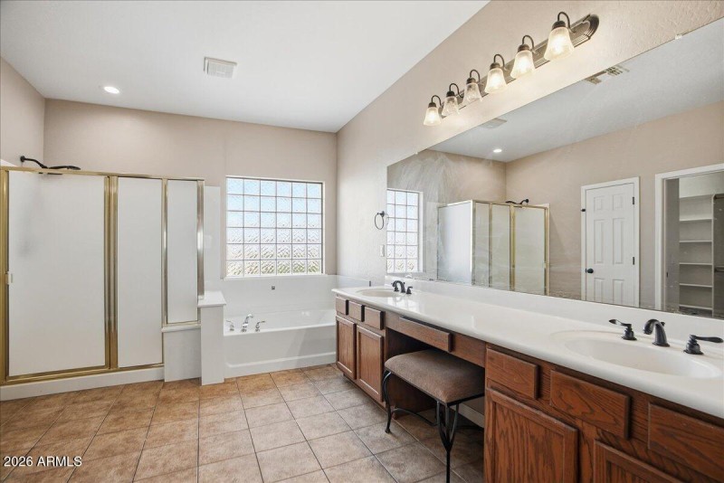 21-10740 E Lobo Ave_RedHogMedia