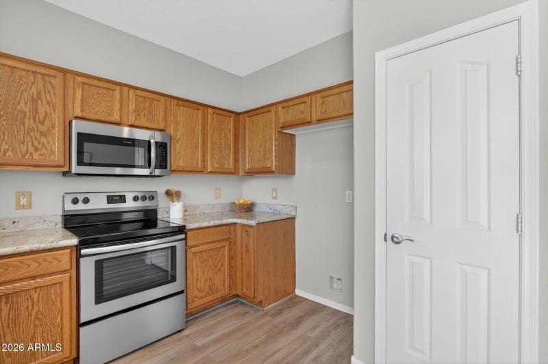 10-web-or-mls-25-E Clifton Ave