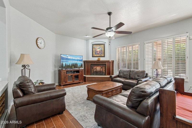 12-web-or-mls-E Nisbet Rd-S2801-010