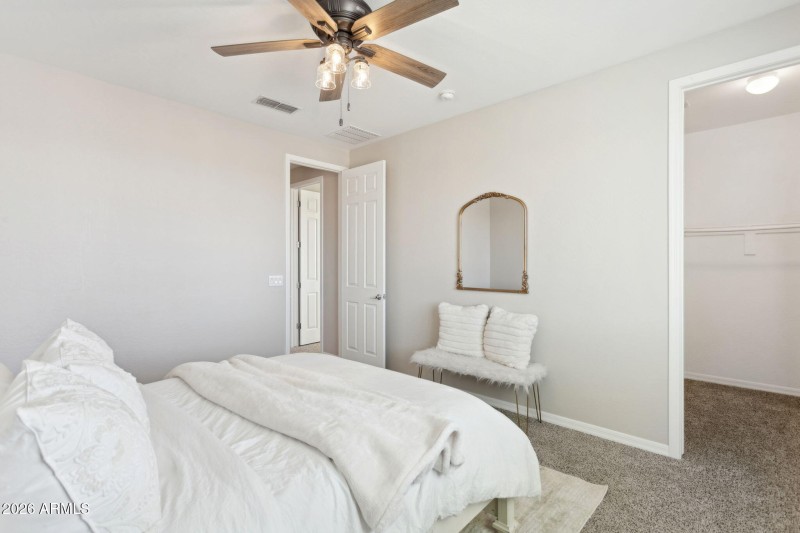 Darling bedroom w walk in closet