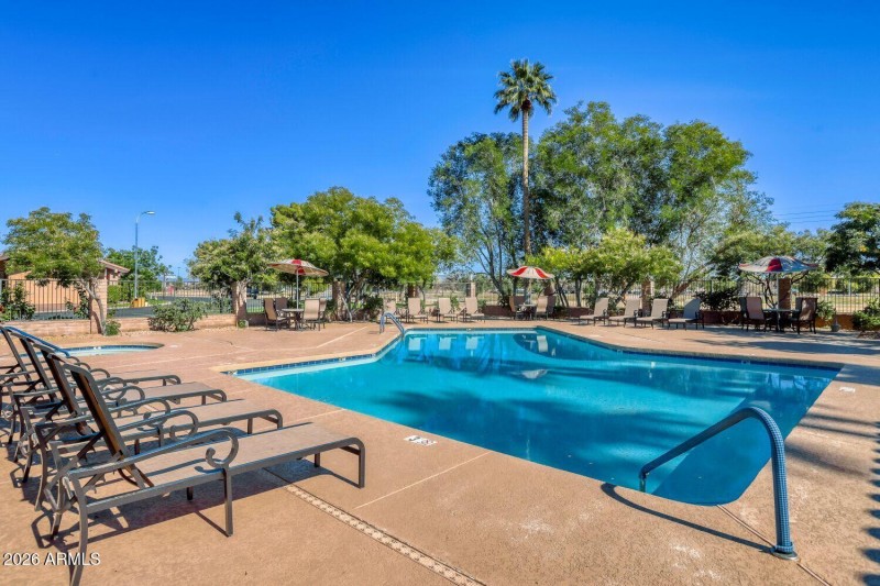 Spacious Sparkling Pool