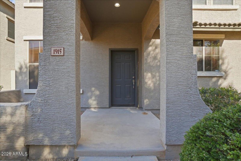 04-1915 E Oxford Ln_RedHogMedia