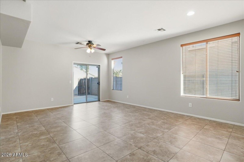 10-1915 E Oxford Ln_RedHogMedia