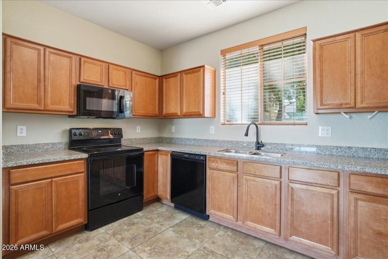 14-1915 E Oxford Ln_RedHogMedia