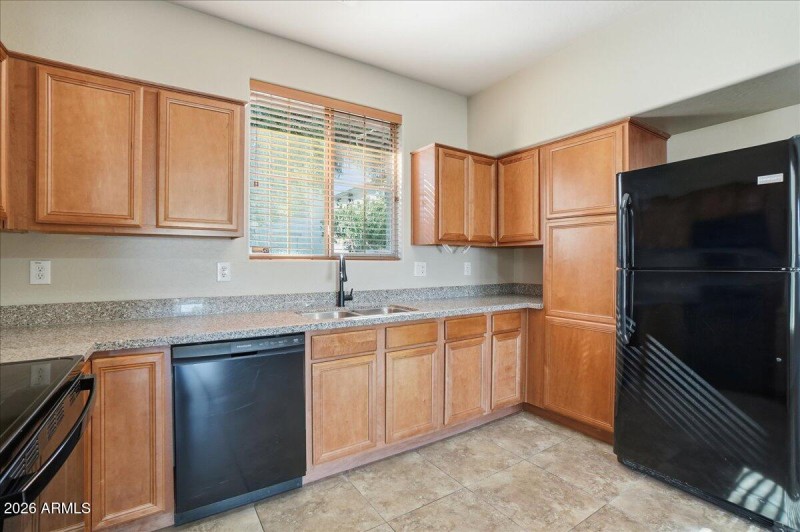 15-1915 E Oxford Ln_RedHogMedia