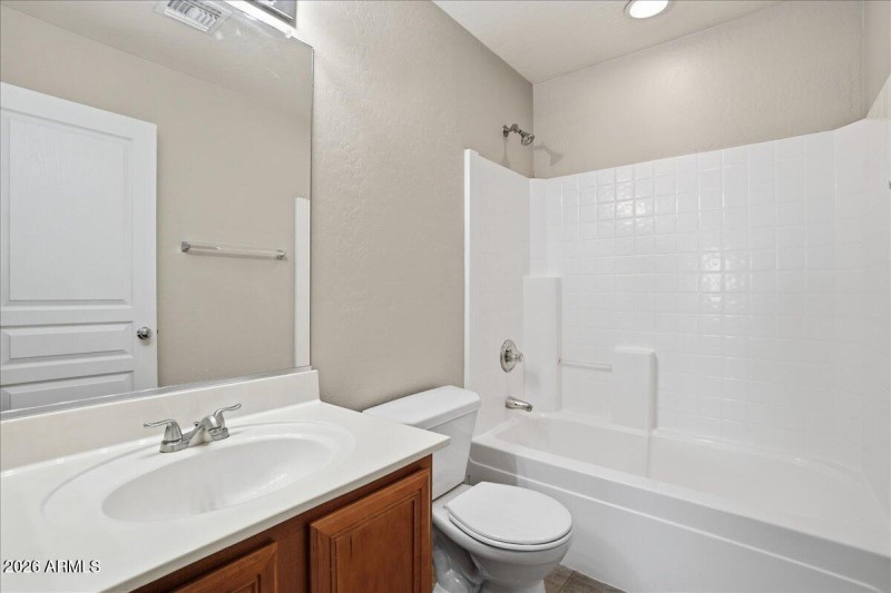 24-1915 E Oxford Ln_RedHogMedia