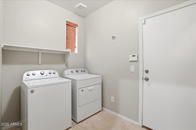 27-1915 E Oxford Ln_RedHogMedia