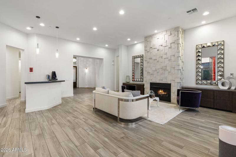 Living Room w Gas Fireplace