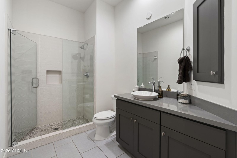 Bath w Glass-Enclosed Shower