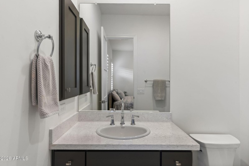 Bath w Quartz Vanity & Modern Finishes