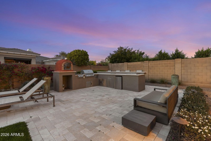 BBQ Kitchen, Pizza Oven & Fridge