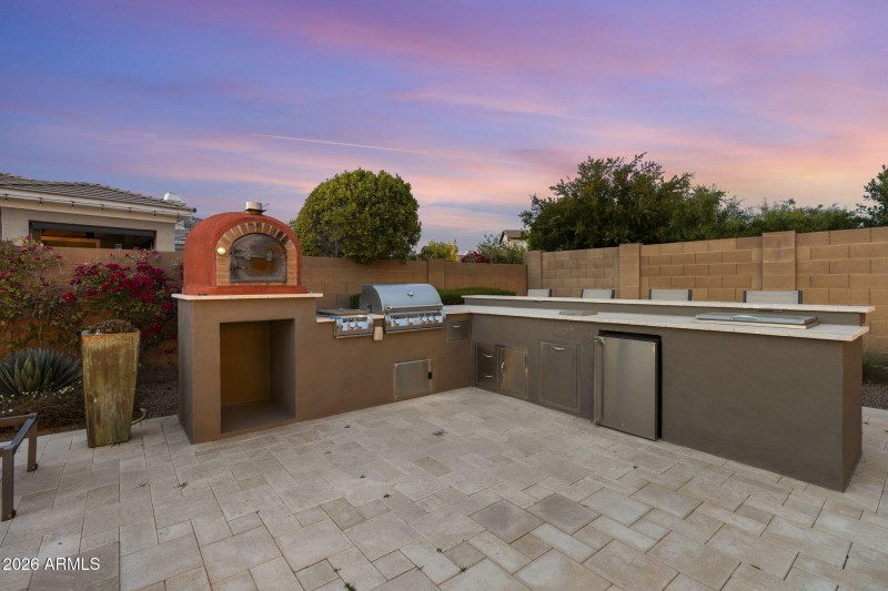 BBQ Kitchen, Pizza Oven & Fridge