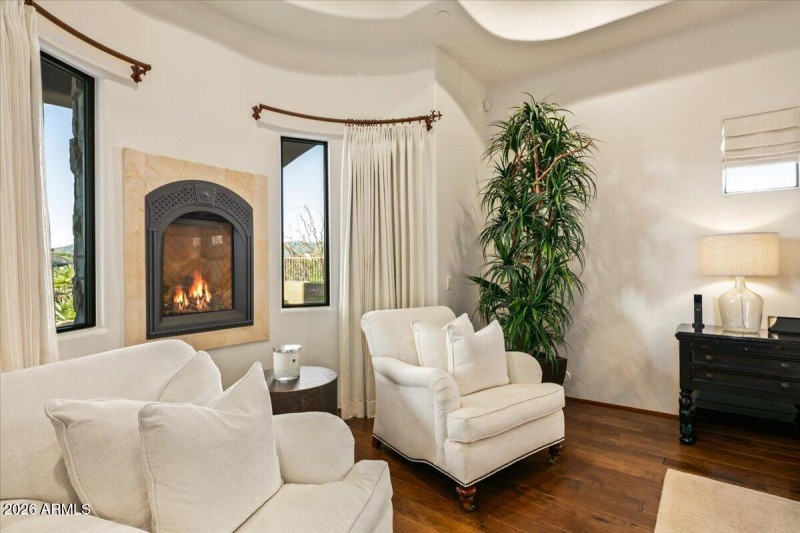 27-Primary Suite Sitting Area