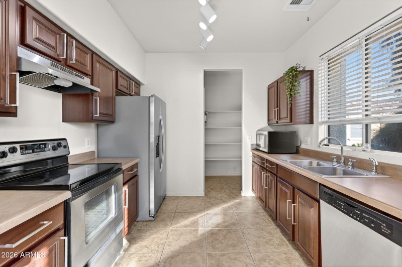 8-web-or-mls-25-E Neville Ave