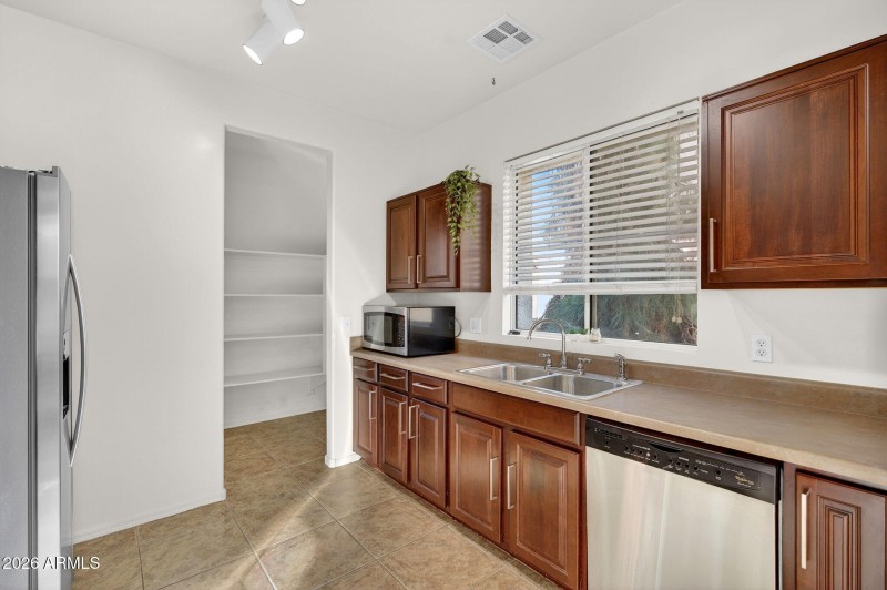 10-web-or-mls-27-E Neville Ave