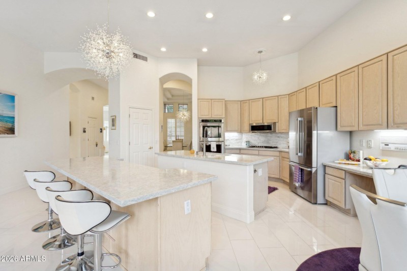 Breakfast Bar + SS Appliances