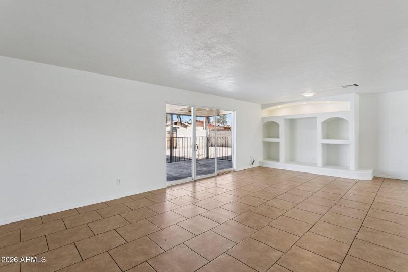 5-web-or-mls-5662-w-mariposa-st