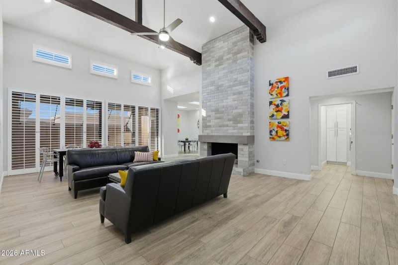 18ft vaulted ceiling w/exposed beams