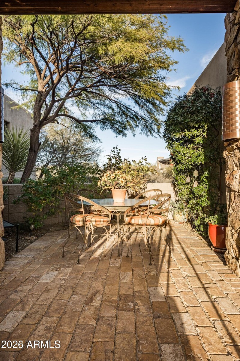 031_Breezeway Patio Chat