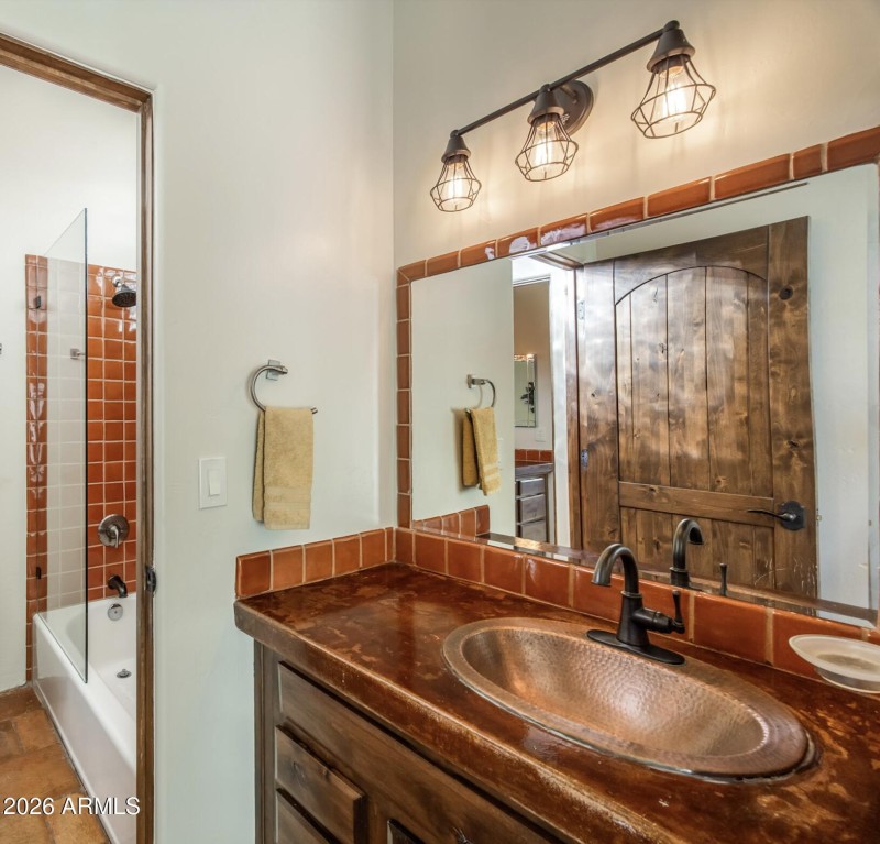 bathroom (jack & jill)