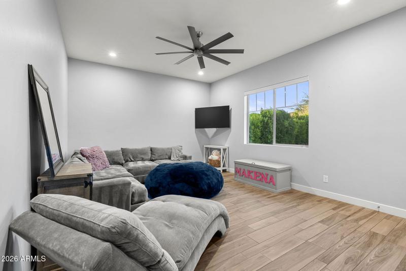 Huge Bonus Room W/Powder Bath