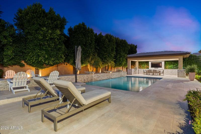 2052 E Crescent Twilight Back