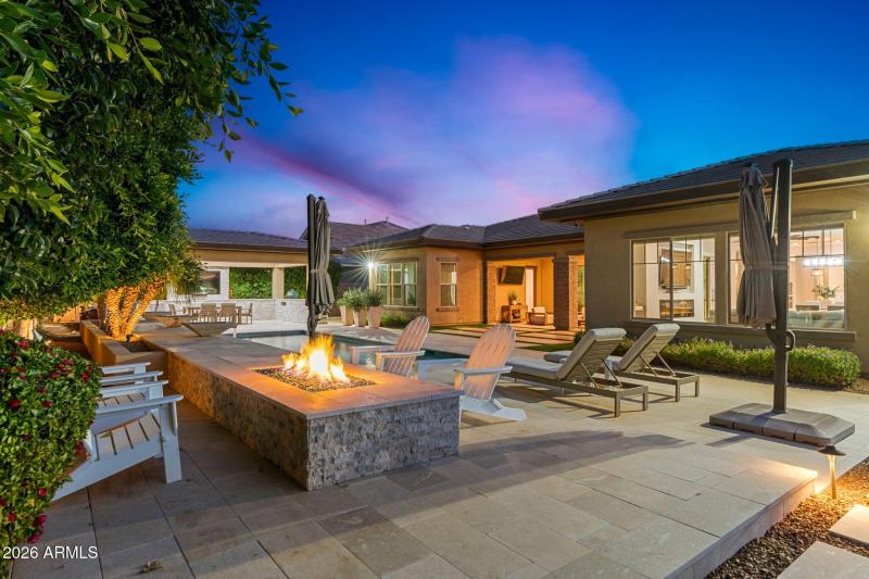 2052 E Crescent Twilight Back