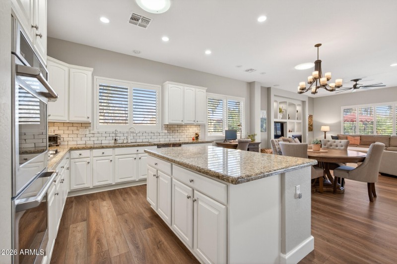 Lots of cabinets, many with pull-louts