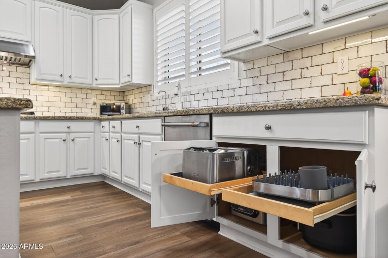 Pull outs in many of the cupboards