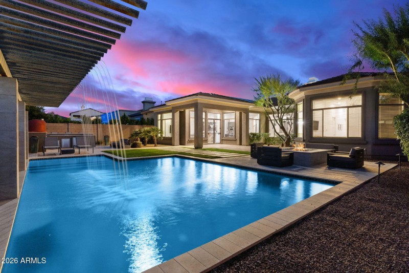 Pool w Stunning Water Feature
